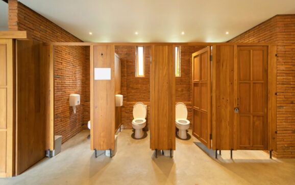 Utrzymanie czystości w łazienkach publicznych – klucz do higieny i komfortu